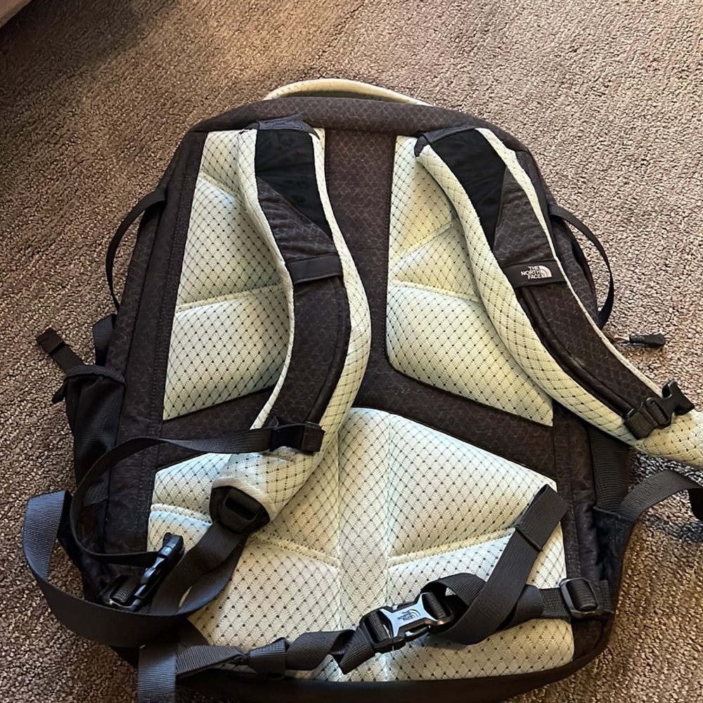 North Face backpack - Picture 4 of 4